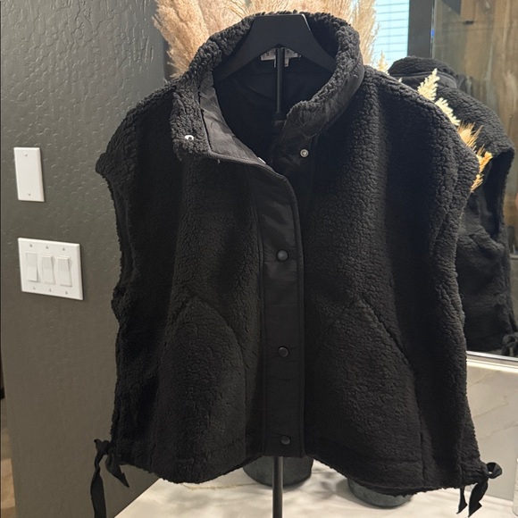 HYFVE Women’s Black Sherpa Oversized Vest - Picture 1 of 11